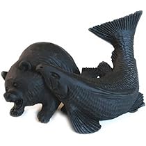 Amazon.co.jp: 【ノーブランド品】 エコ炭の置物 【鮭にくわえられた熊