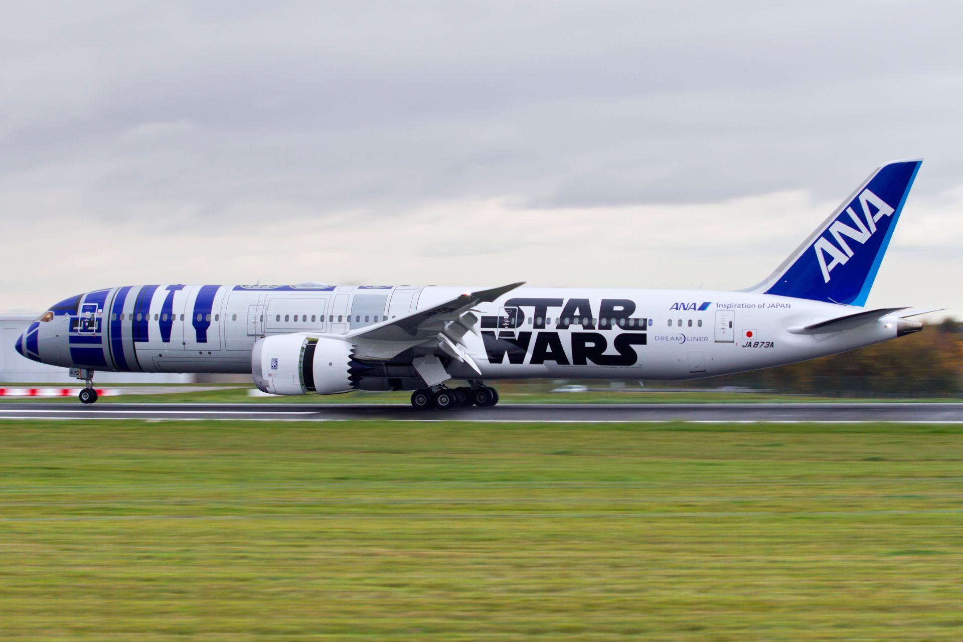 Livery of the Week: ANA's R2-D2 Dreamliner | AirlineGeeks.com