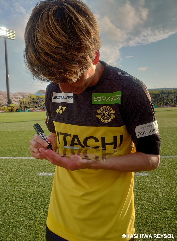 レア ホログラム仕様】柏レイソルNo.8 小泉佳穂 五角形アクリル