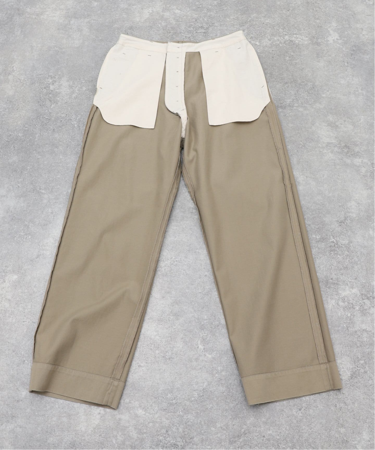 COMOLI(コモリ) KHAKI チノパンツ