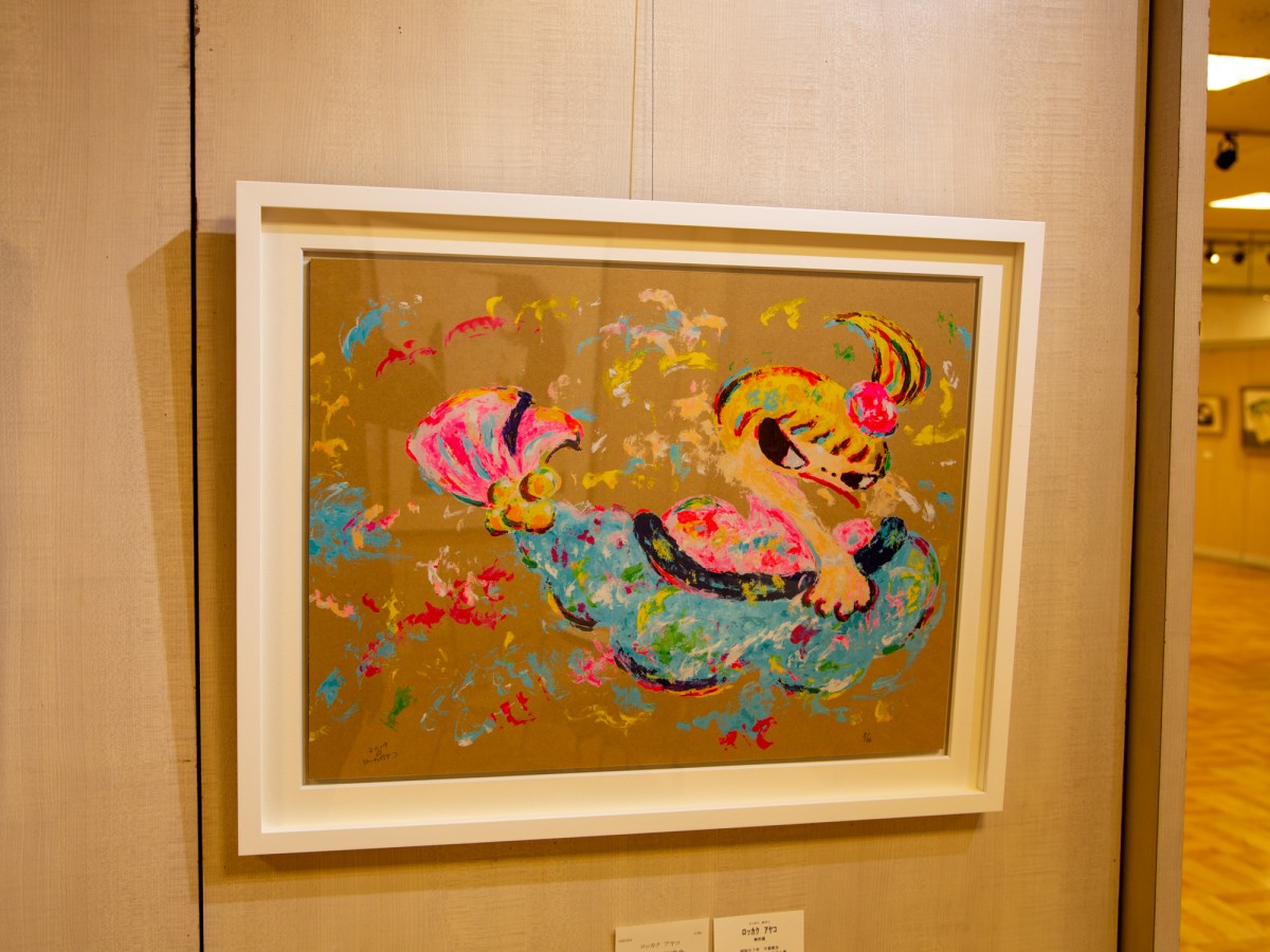 段ボールに描かれたロッカクアヤコさんの作品＝高松三越でアートフェス