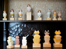 松本で「クラサワ工房」展 家族で手がける農民美術、木彫りの魅力を