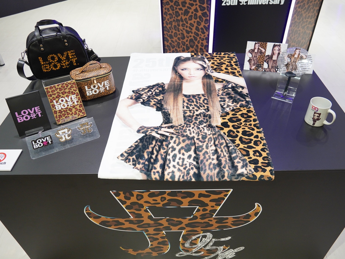 ポップアップショップで販売するアイテム＝渋谷・SHIBUYA109、浜崎