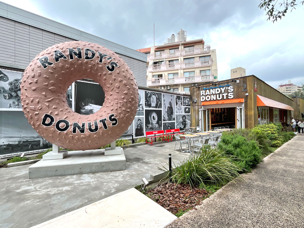 直径4メートルのドーナツ型オブジェが目を引く外観＝LA発