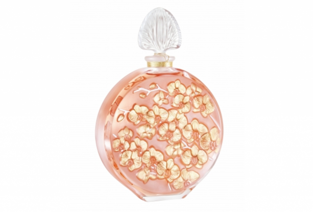 蘭の花が咲き誇るクリスタルボトル│香水瓶の域を超えた美しさ