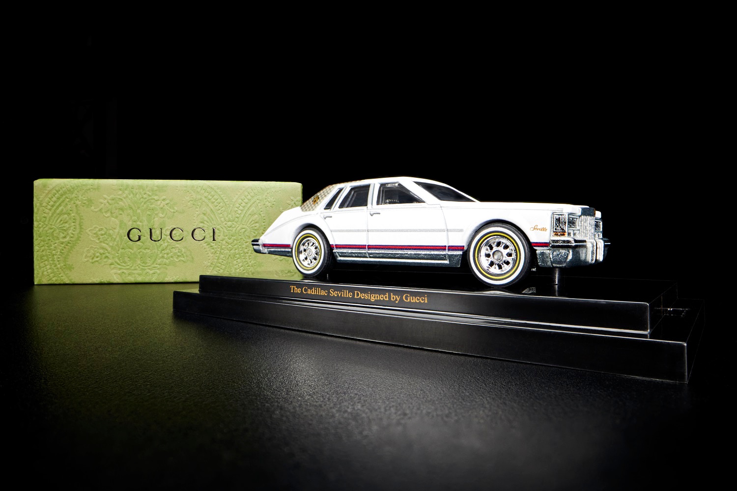 グッチとキャデラック セビルのコラボモデルが、1/64スケールで登場