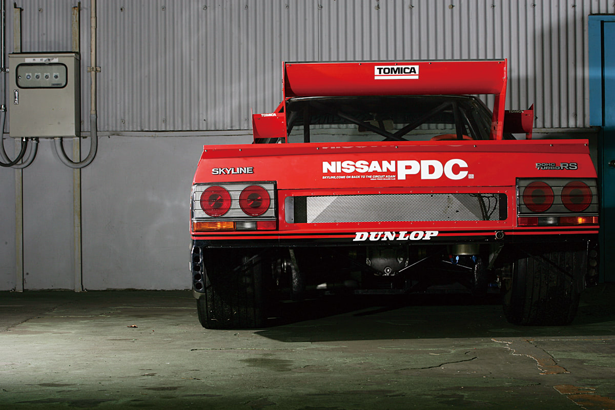 RSターボのイメージカラーとなる赤／黒ツートンを先行採用し登場