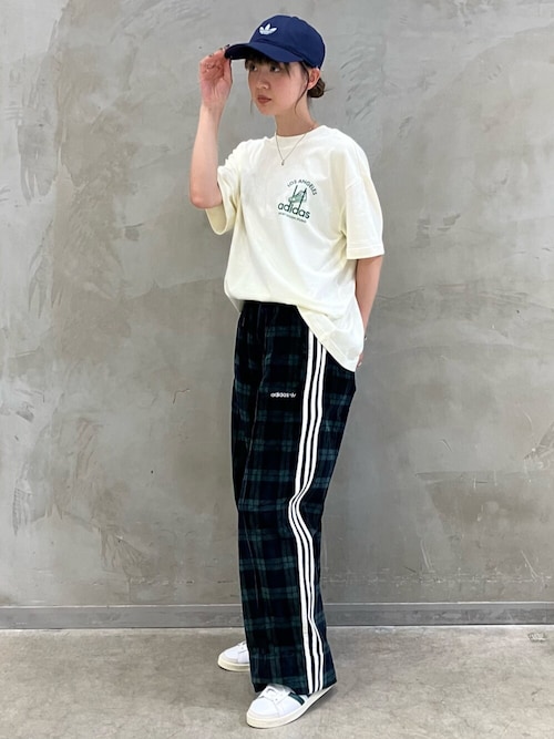 adidas（アディダス）の「コーデュロイ タータン ワイドレッグパンツ