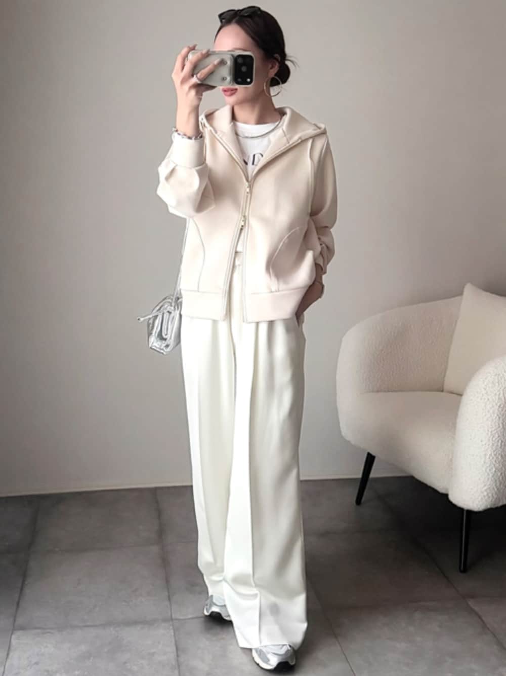 パーカー（ホワイト系）を使った「ジップアップ」の人気ファッション