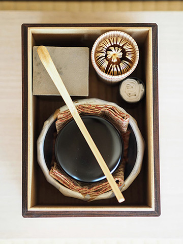 朝日焼の当主・松林豊斎さん作の茶碗のために組んだ茶箱 ふくいひろこ