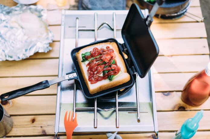 直火式と電気式、どっちを選ぶ？ホットサンドメーカーはアウトドアでも