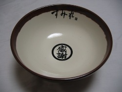 すみれのラーメンどんぶり | 並ばずに食べる有名ラーメン店！