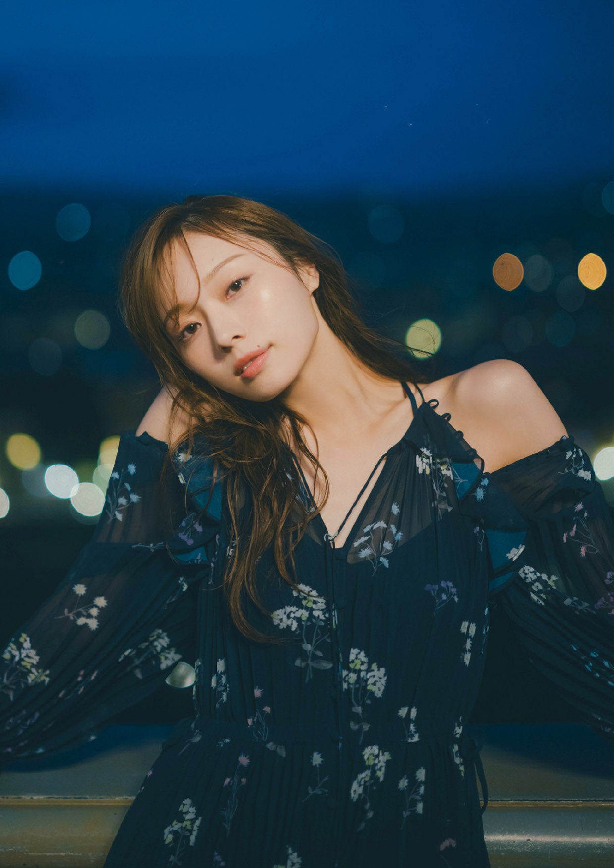 乃木坂46梅澤美波、カラフル⽔着でクルージング 2nd写真集封入ポスト