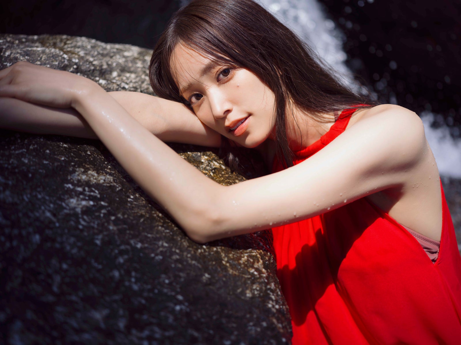 日向坂46佐々木久美、歴代衣装に愛溢れる 1st写真集先行カット第10弾