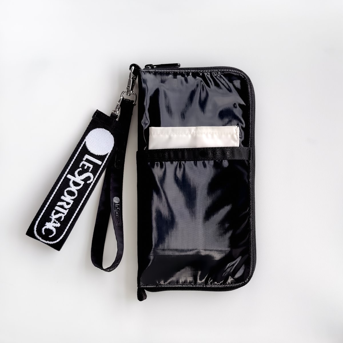 レスポートサック ひとりっぷコラボ 綺麗です。黒いパスポートケース