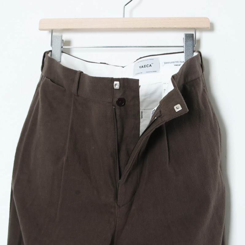 YAECA (ヤエカ) CHINO CLOTH PANTS TUCK TAPERED kusaki brown