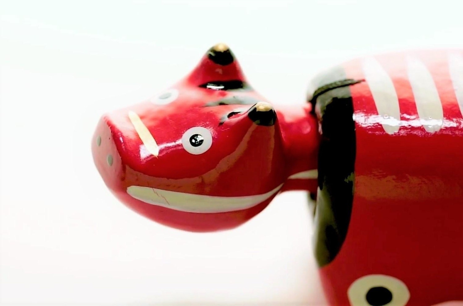 真っ赤な彩色が印象的な会津張り子の赤べこは400年の歴史ある民芸品