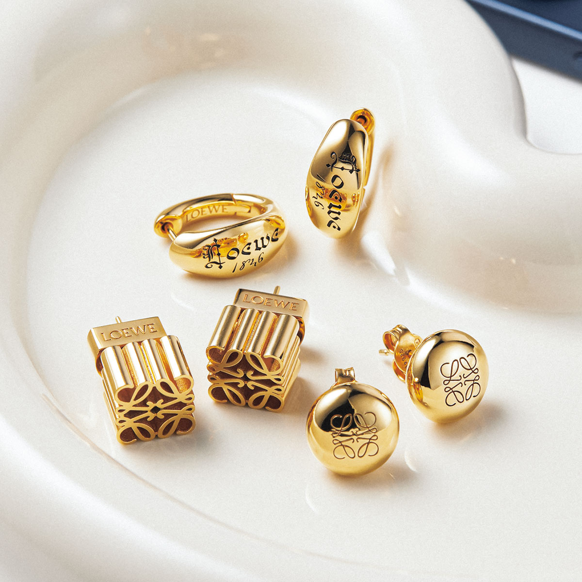 ロエベ】のジュエリーに熱視線！狙い目は“ロゴ”使いが際立つ『品格
