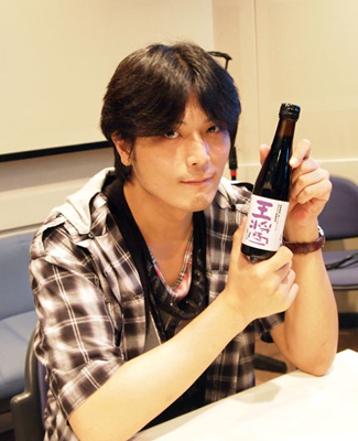 高橋広樹の手掛けた醤油と本人原寸大シャツがアコスで手に入る