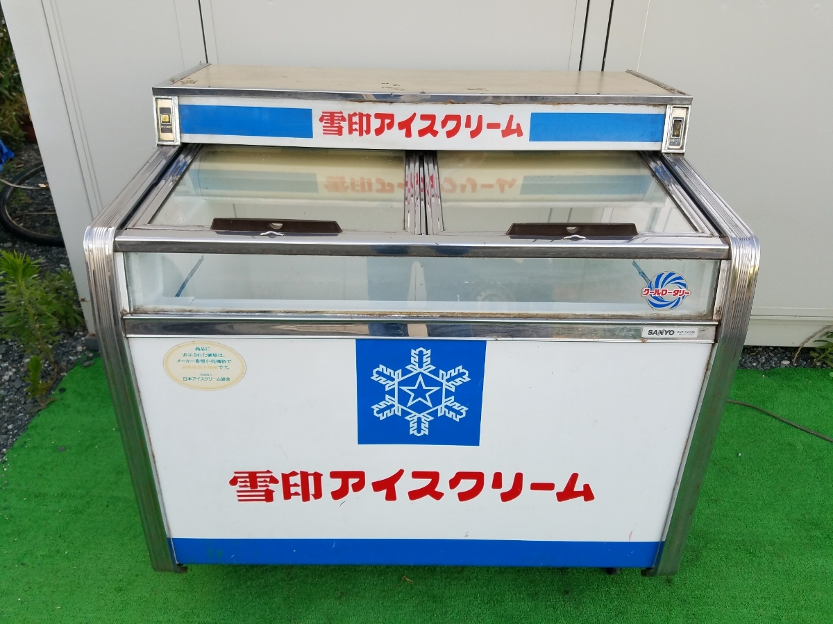 昭和レトロなアイスクリーム冷凍庫