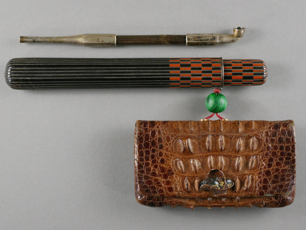 煙草入れ／前金具／蝸牛／在銘あり 煙草入れ／前金具／蝸牛／在銘あり