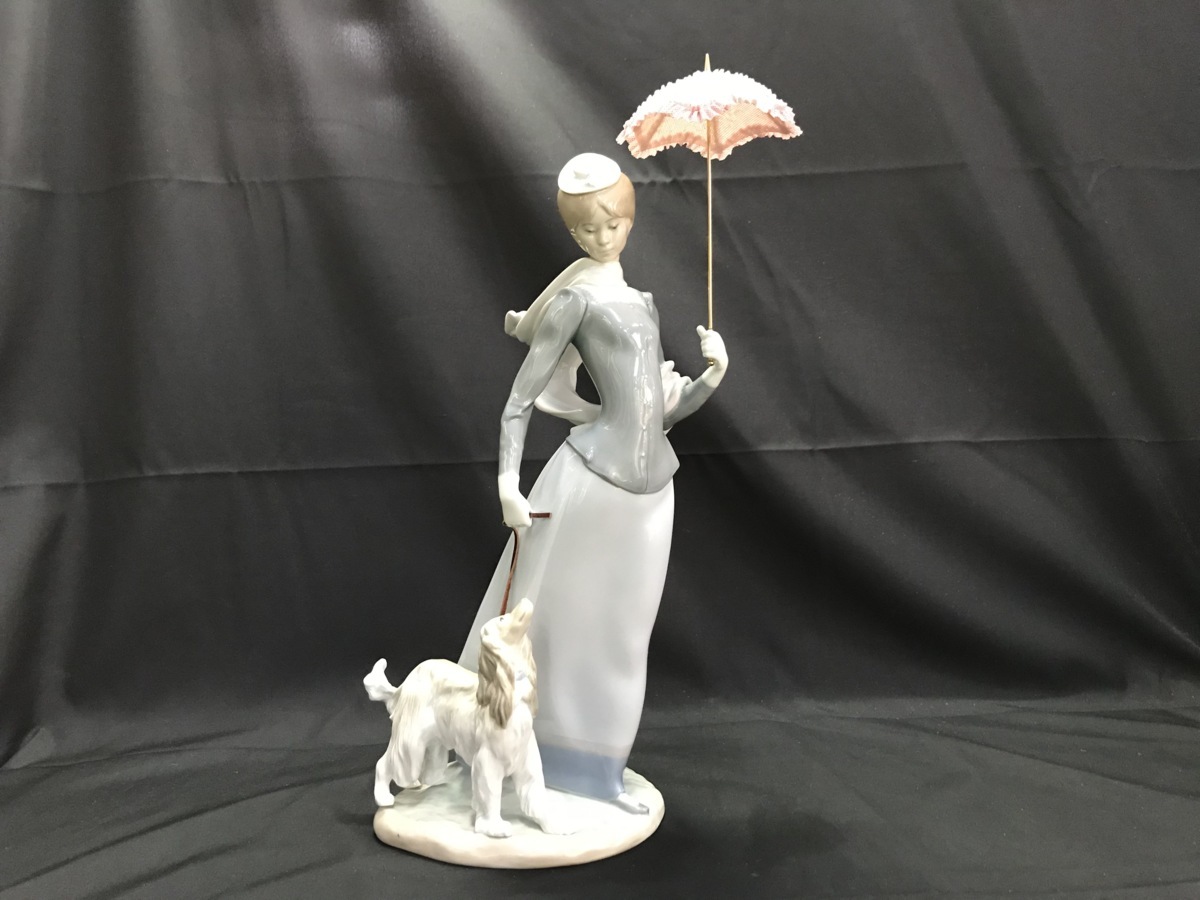 ショップ リヤドロ 仔犬を抱く貴婦人 子犬とお散歩 傘 フィギュリン