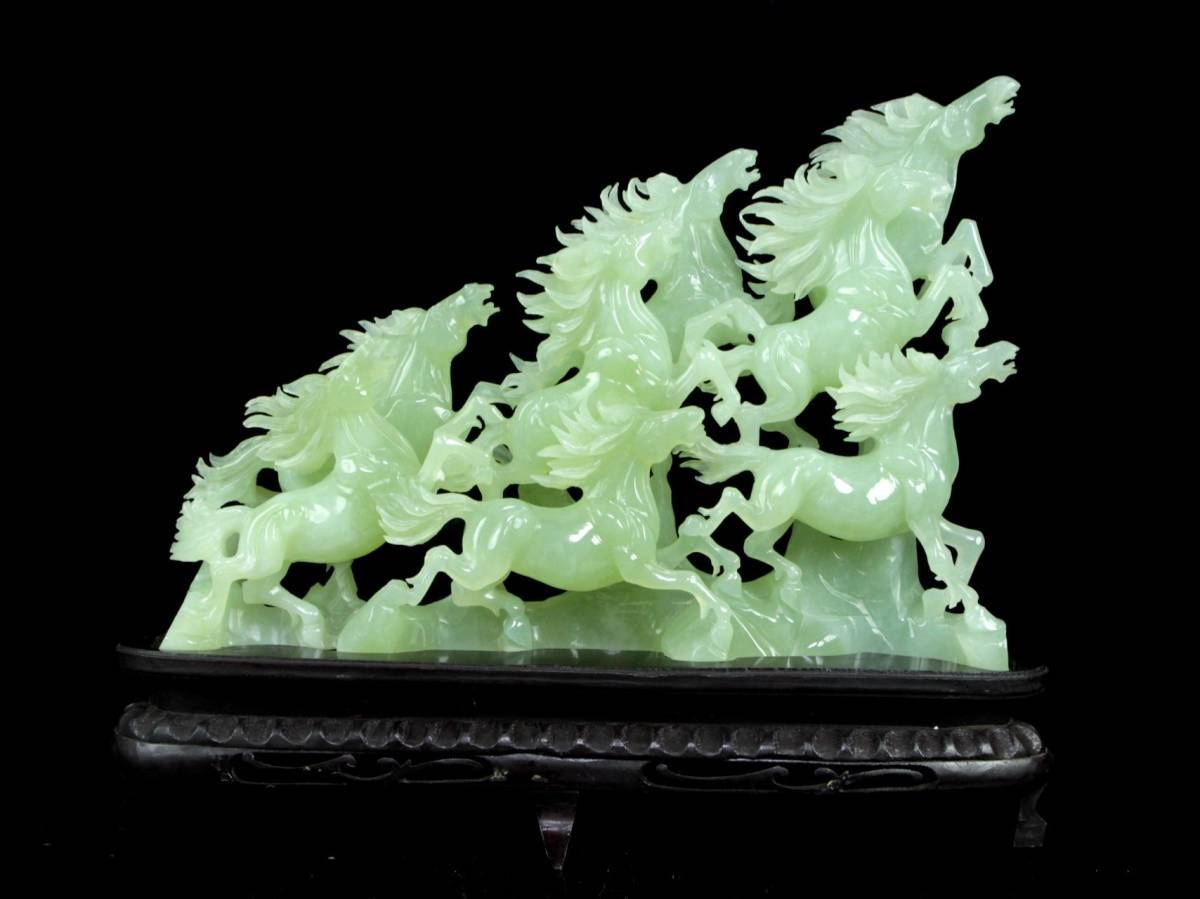 翡翠 馬の彫刻 木製台座付き 約幅40cm ヒスイ 置物 お宝 翡翠 馬の