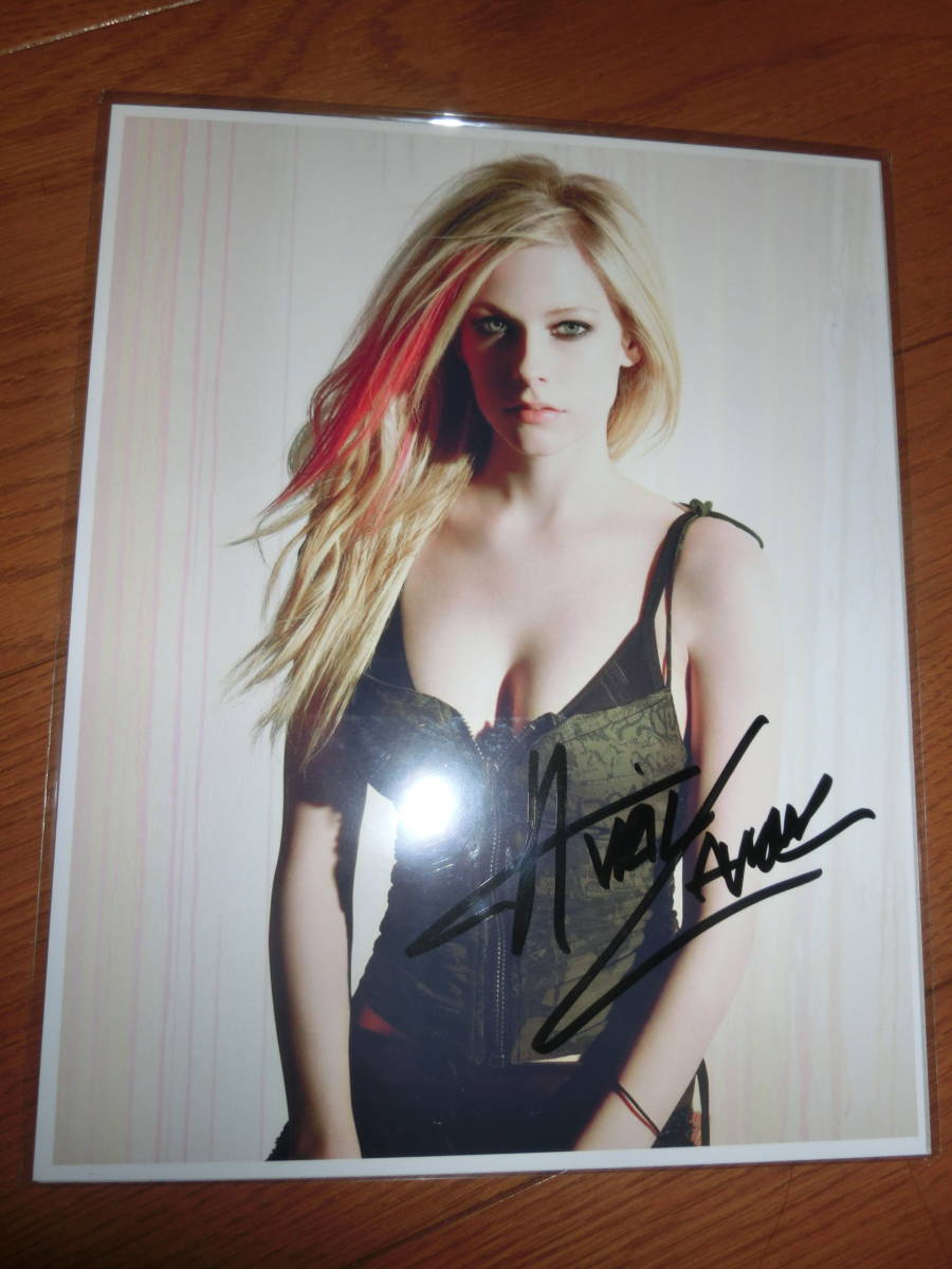アヴリル・ラヴィーン直筆サイン入り2Lサイズ写真‥Avril〜 【公式通販】