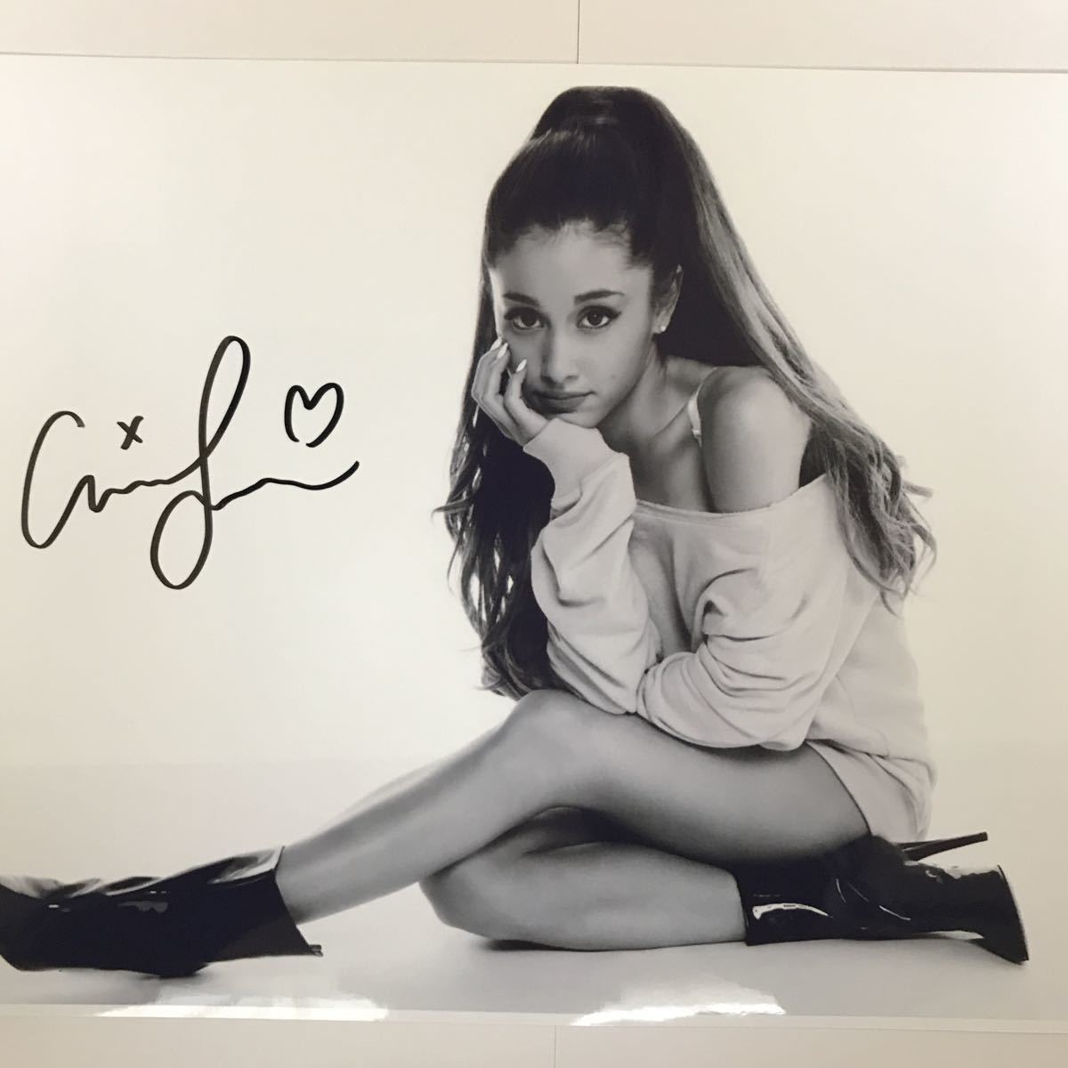 アリアナ・グランデ直筆サイン入り超大型写真…Ariana Grande 【公式通販】