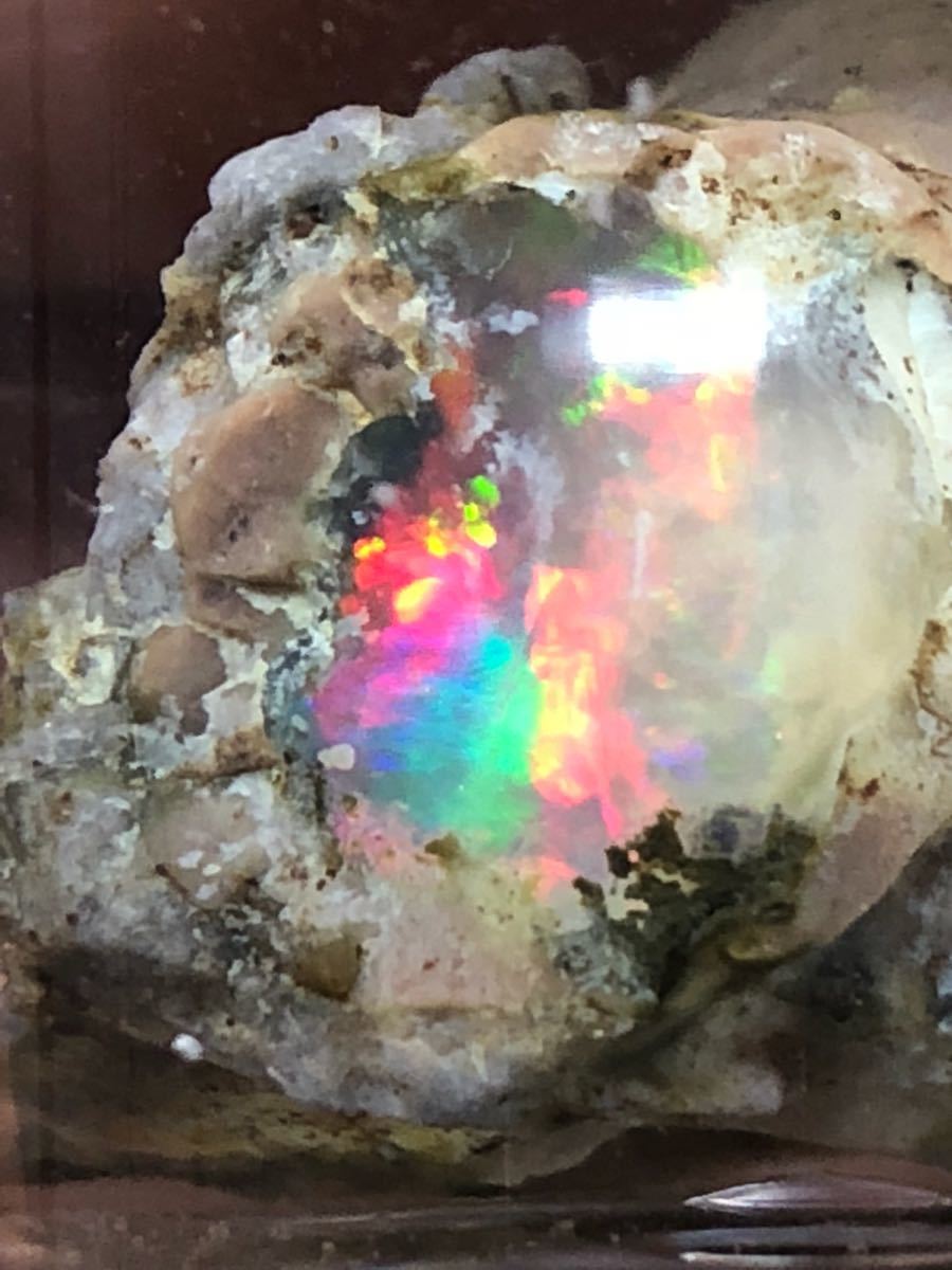 オパールは日本でも採れる？オパールの産地別特徴、価値、原石の形とは