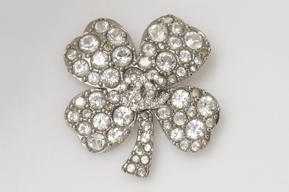 新品シャネルCHANELブローチクローバーラインストーン