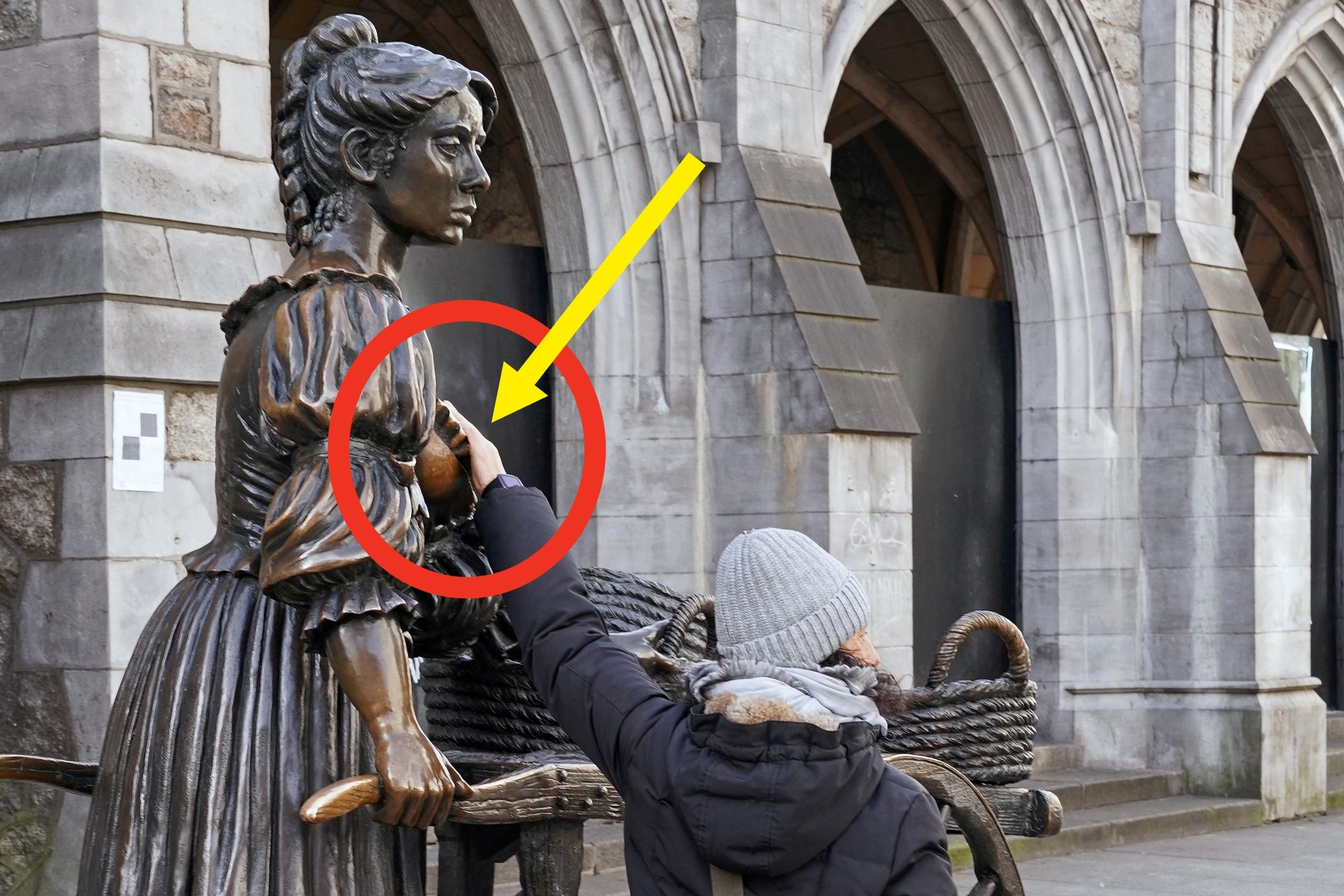 水を運ぶ女性の銅像の置き物 イタリア製ビーナス像（ガーデン