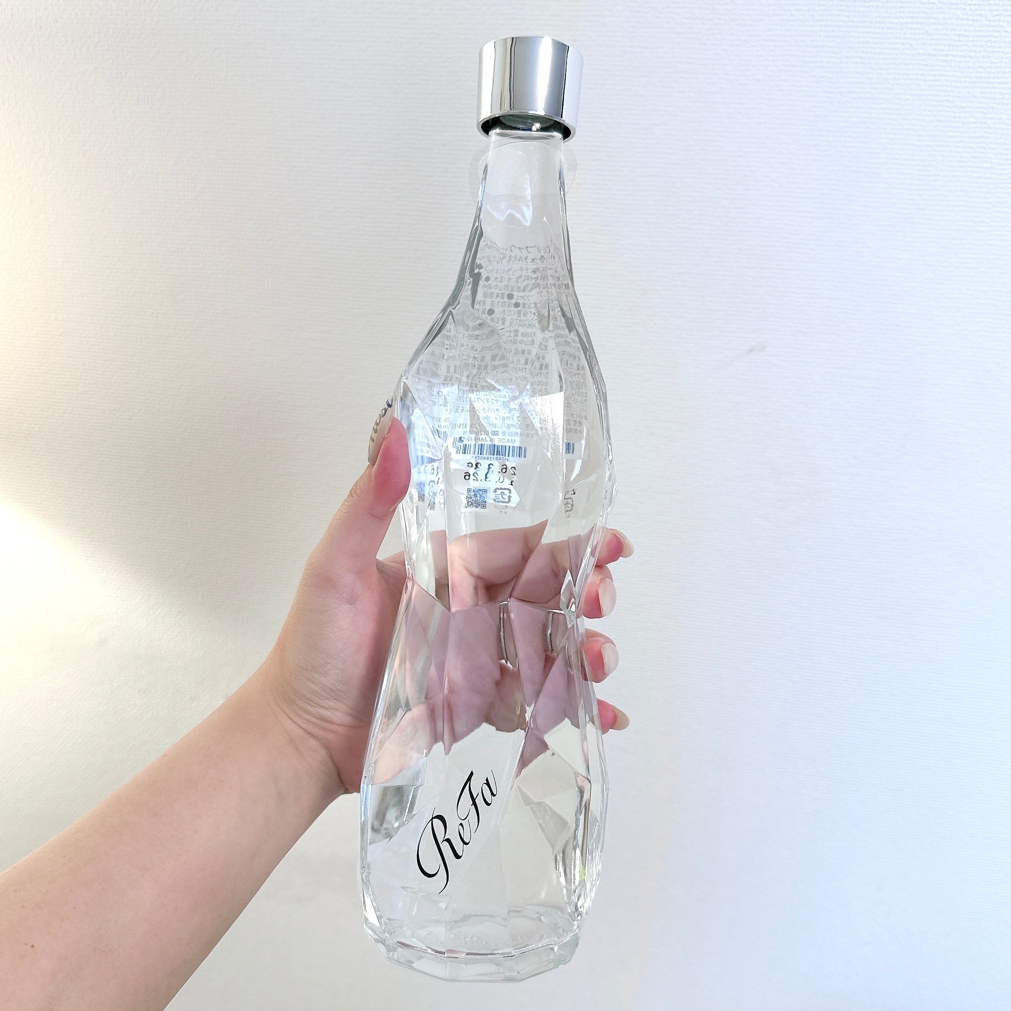 普通の水と違う…？リファの「5000円の水」飲んでみた