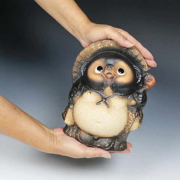 ◇信楽焼 狸さん 高さ約30㎝ ◇笠・嚢・藁草履を下げ