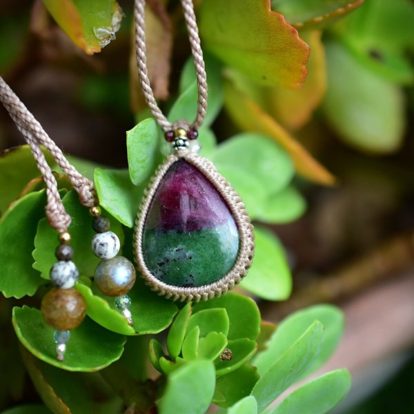 如姫』ルビーインゾイサイトとルビーのマクラメペンダントネックレス