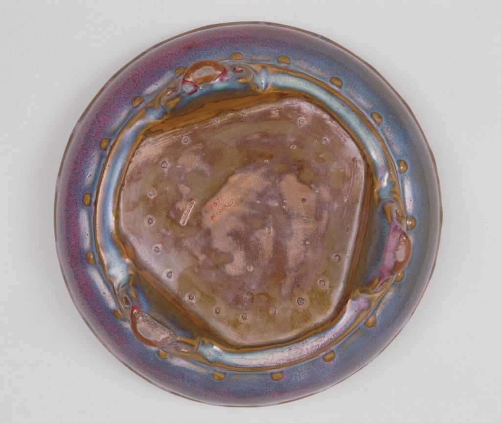 钧窑玫瑰紫釉鼓钉三足花盆托- 故宫博物院