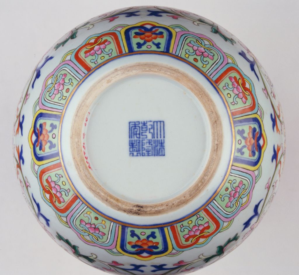 乾隆款斗彩勾莲纹“寿”字纹葫芦瓶- 故宫博物院