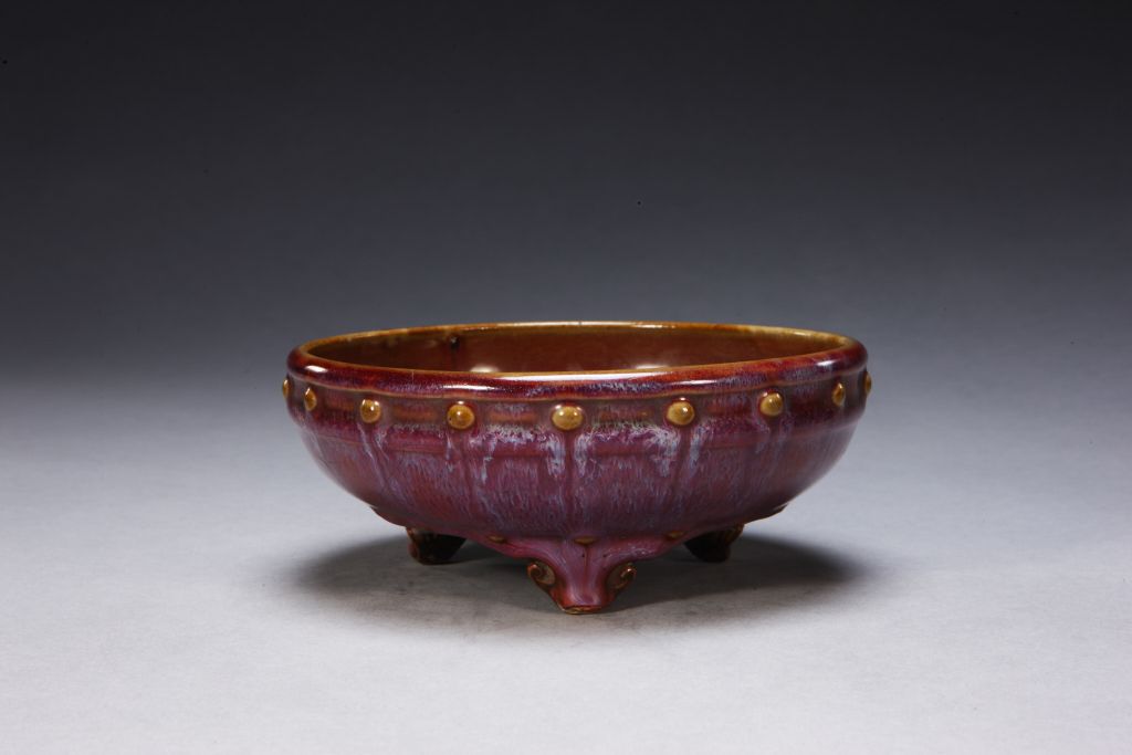 仿钧玫瑰紫釉鼓钉三足花盆托- 故宫博物院