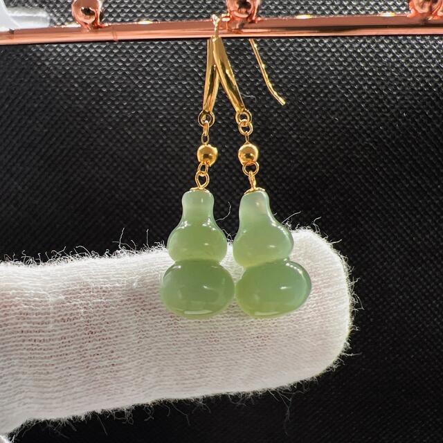 18kゴールドエメラルドグリーンキャッツアイ和田玉翡翠ひょうたん型ピアス