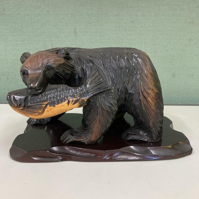 クマ 魚 木製彫刻