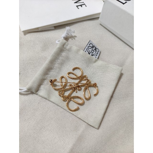 ロエベ アナグラムブローチ マルチカラー ロエベ アナグラム ブローチ