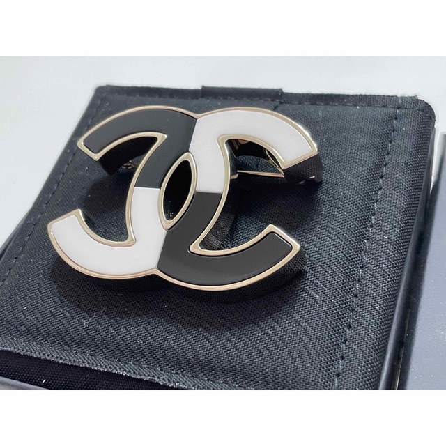 CHANEL コサージュ 黒と白 デザイン