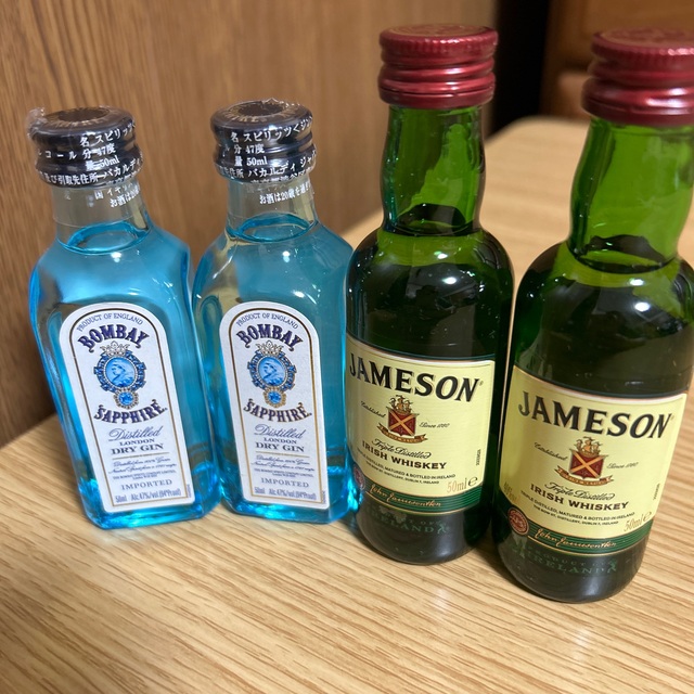 ミニボトル ミニチュア ジン、ウイスキー 4本セットの通販 by チャミ