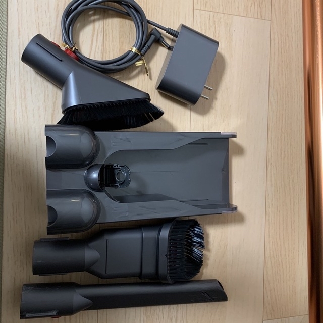 Dyson - 「ダイソンV8本体＆付属品＆充電器 ジャンク品」の通販 by