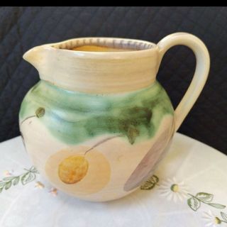 超レアー、美品、スージークーパー初期の作品、彫り物の美しい花瓶(水差し)