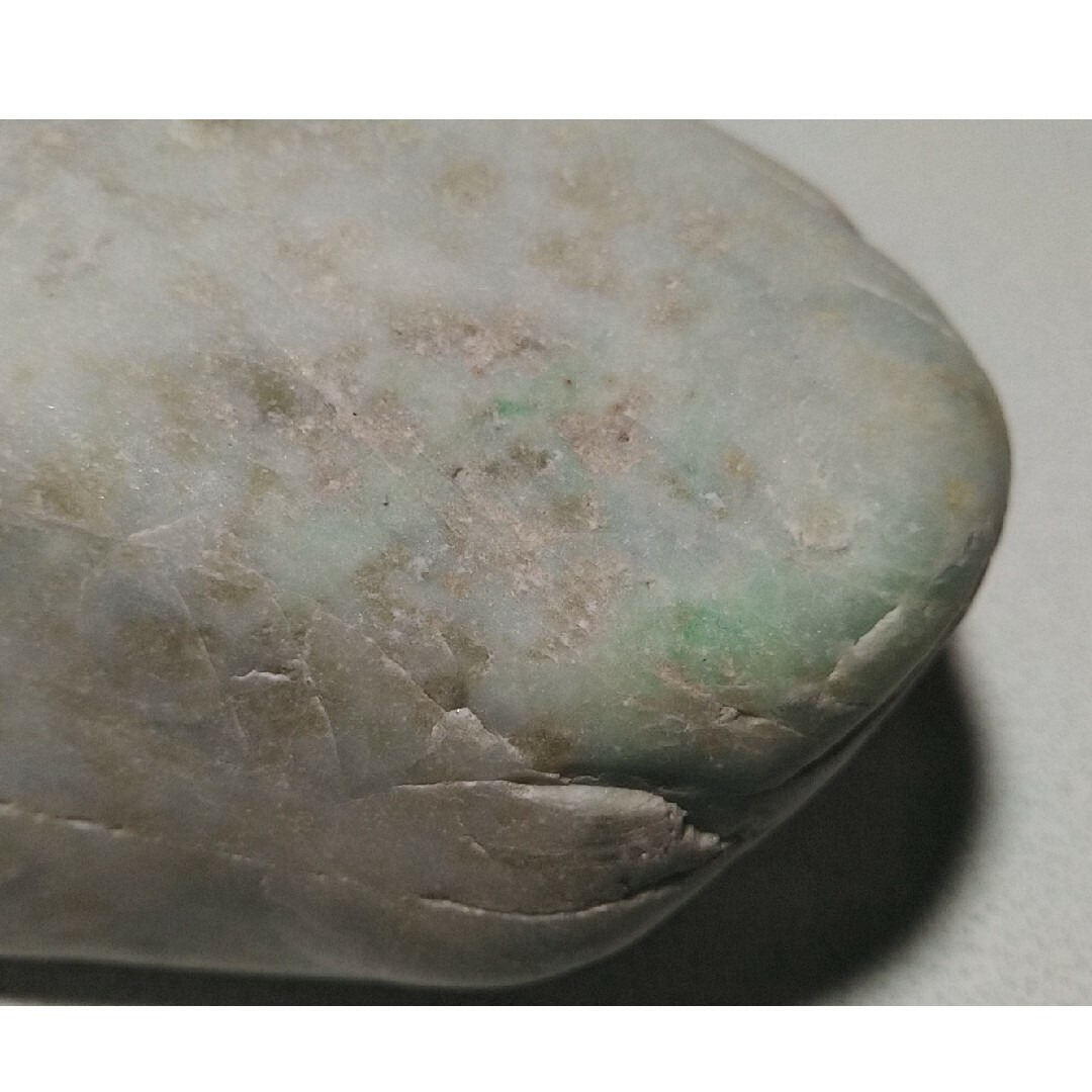 糸魚川翡翠 白緑 ヒスイ 原石 1907gの通販 by naveya ｜ラクマ