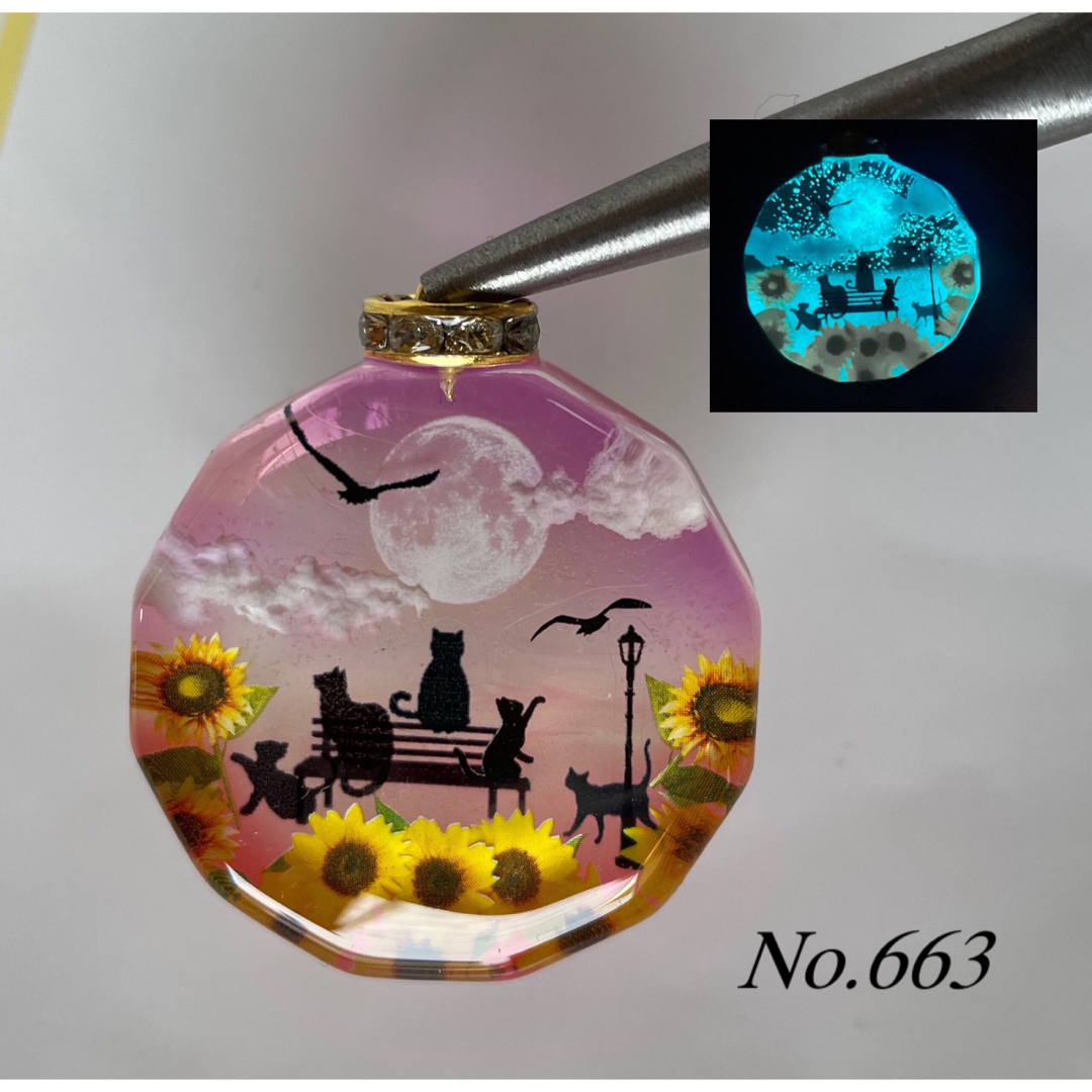 展示用/レジン/木漏れ日の紅葉と子猫達 蓄光 オルゴナイトネックレス