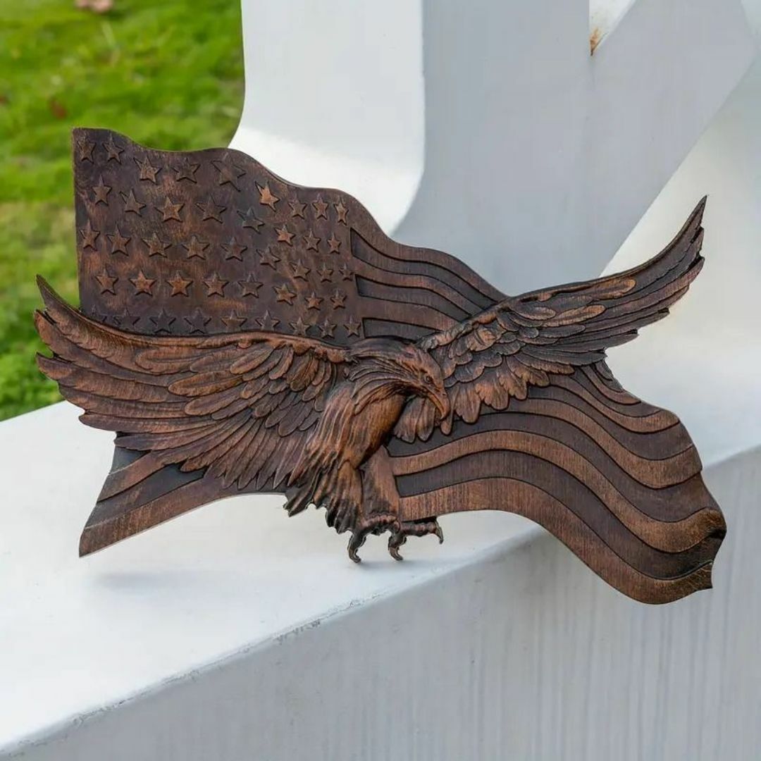 木製鷲の彫刻