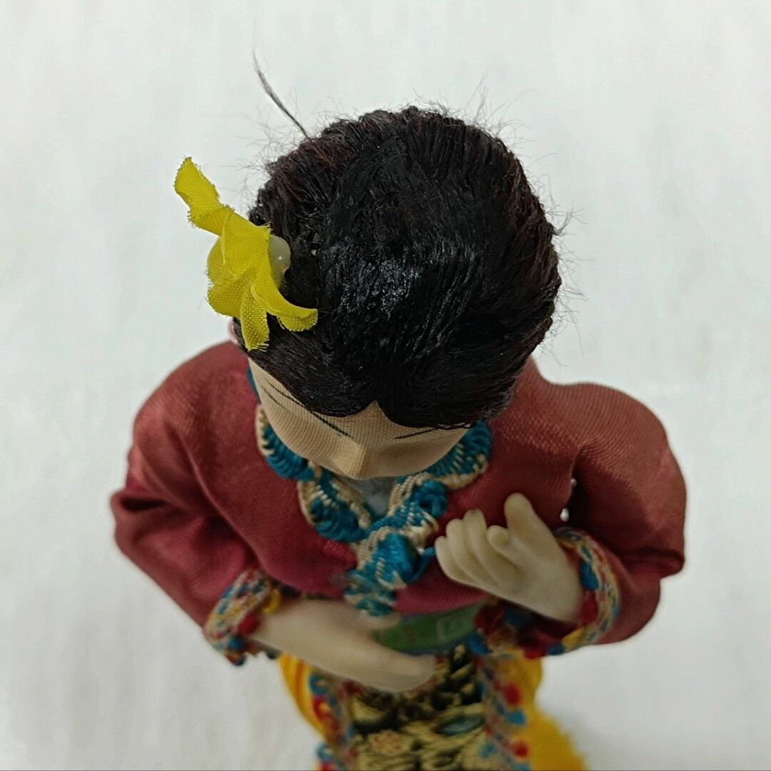 ビング＆グロンダールの大きなヴィンテージ磁器の置物 - 民族衣装を着