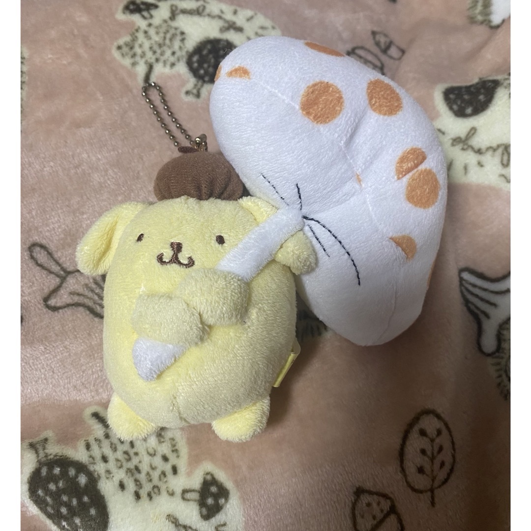 ポムポムプリン イッツデモコラボ マスコット 手にきのこ ポムポム